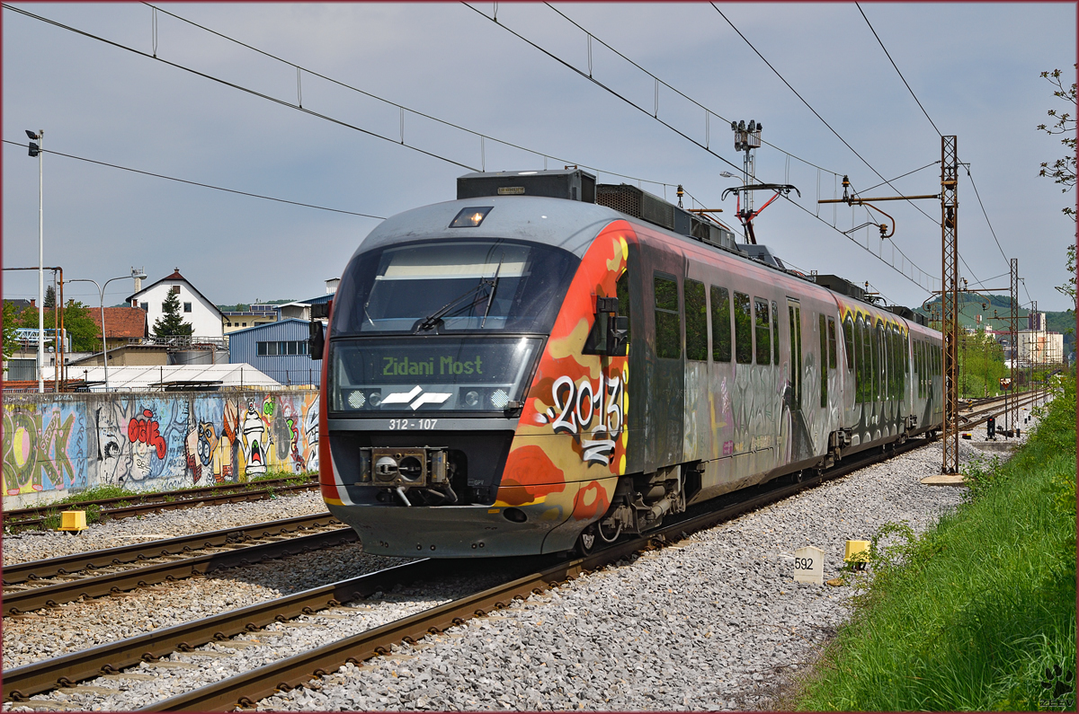 SŽ 312-107 fährt durch Maribor-Tabor Richtung Zidani Most. /30.4.2015