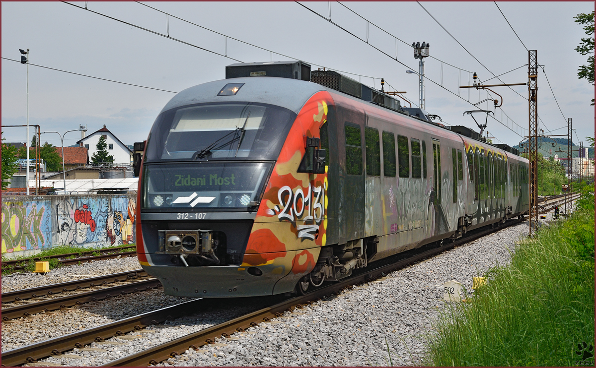 SŽ 312-107 fährt durch Maribor-Tabor Richtung Zidani Most. /13.5.2015