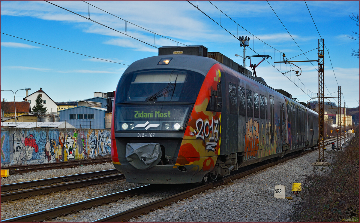 SŽ 312-107 fährt durch Maribor-Tabor Richtung Zidani Most. /13.1.2016