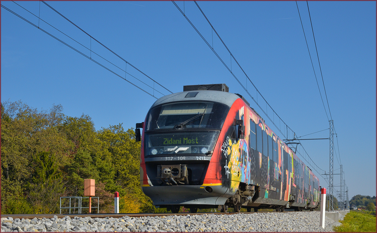 SŽ 312-108 fährt an Črešnjevec vorbei Richtung Zidani Most. /20.10.2017