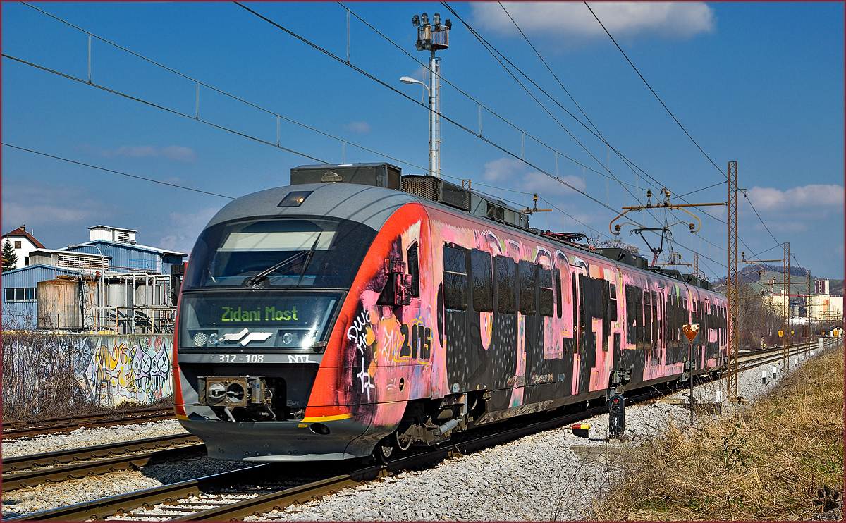 SŽ 312-108 fährt durch Maribor-Tabor Richtung Zidani Most. /17.3.2016