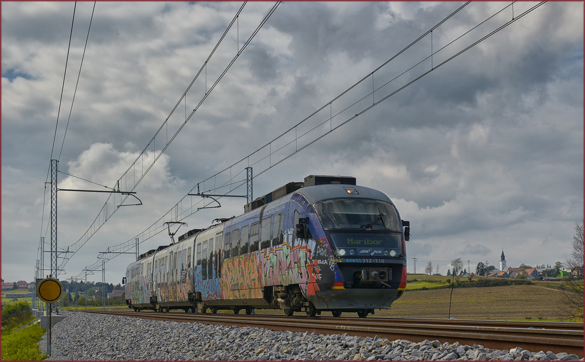SŽ 312-110 fährt an Črešnjevec vorbei Richtung Maribor. /4.10.2017