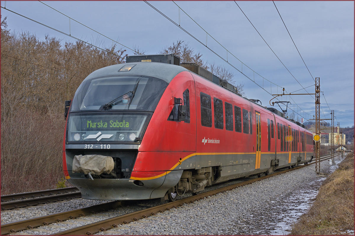 SŽ 312-110 fährt durch Maribor-Tabor Richtung Murska Sobota. /3.2.2021