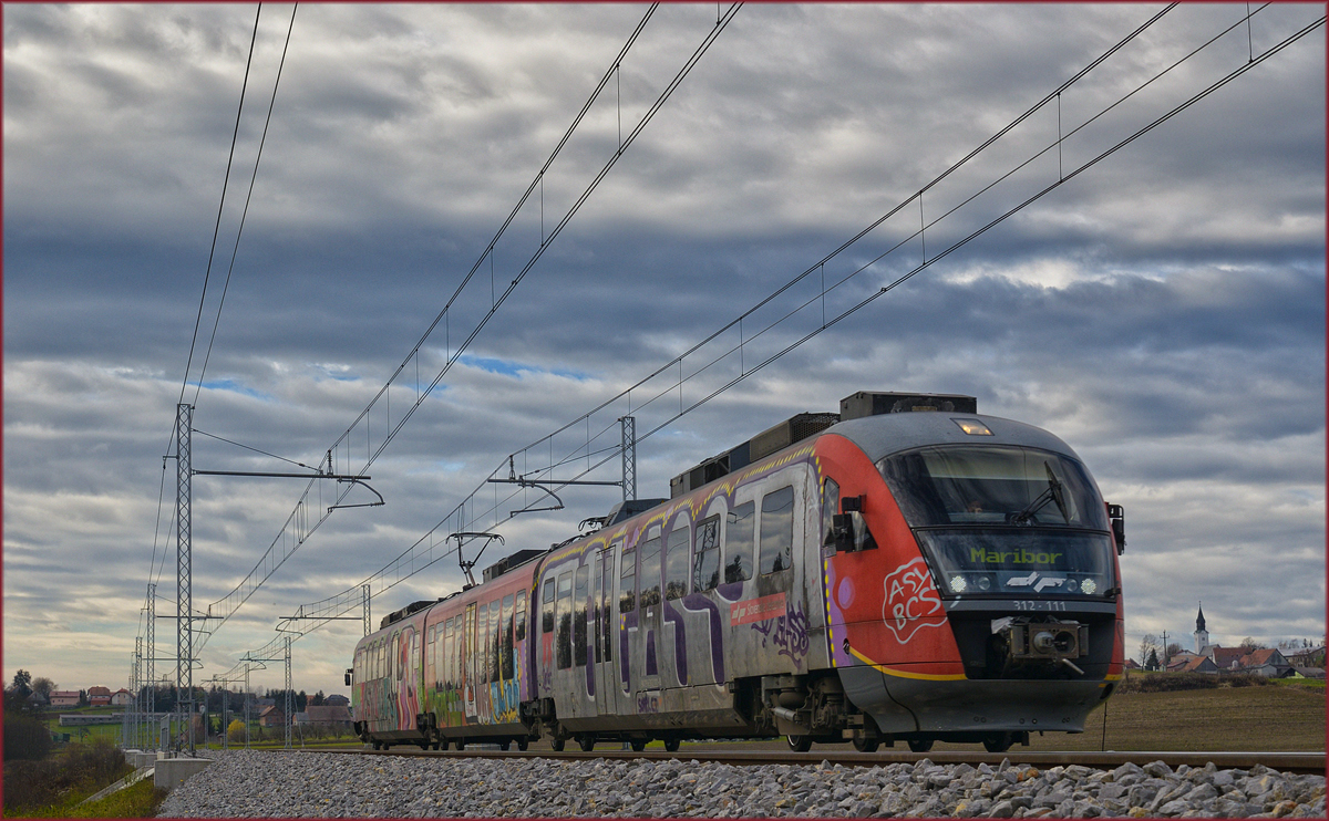 SŽ 312-111 fährt an Črešnjevec vorbei Richtung Maribor. /21.11.2017