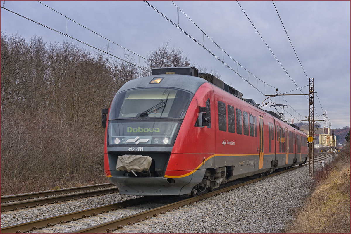 SŽ 312-111 fährt durch Maribor-Tabor Richtung Dobova. /20.1.2020