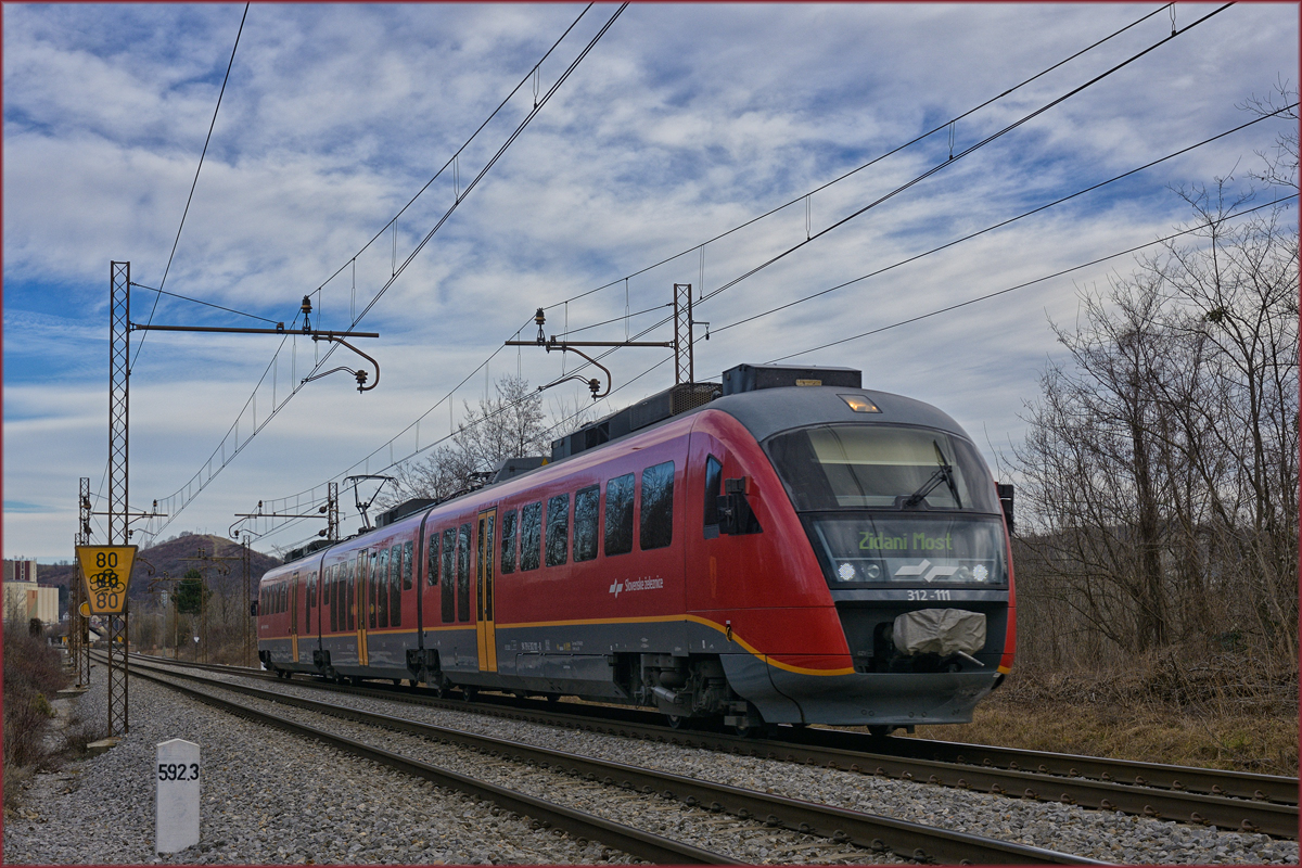 SŽ 312-111 fährt durch Maribor-Tabor Richtung Zidani Most. /10.2.2020