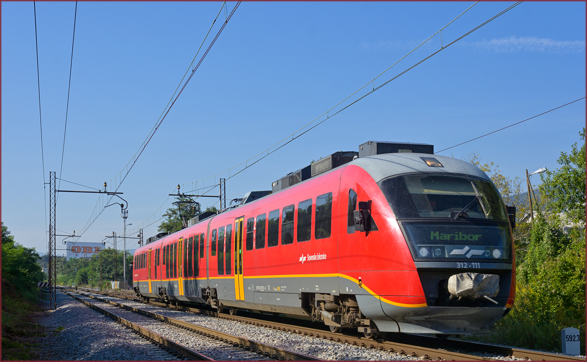 SŽ 312-111 fährt durch Maribor-Tabor Richtung Maribor HBF. /10.9.2020