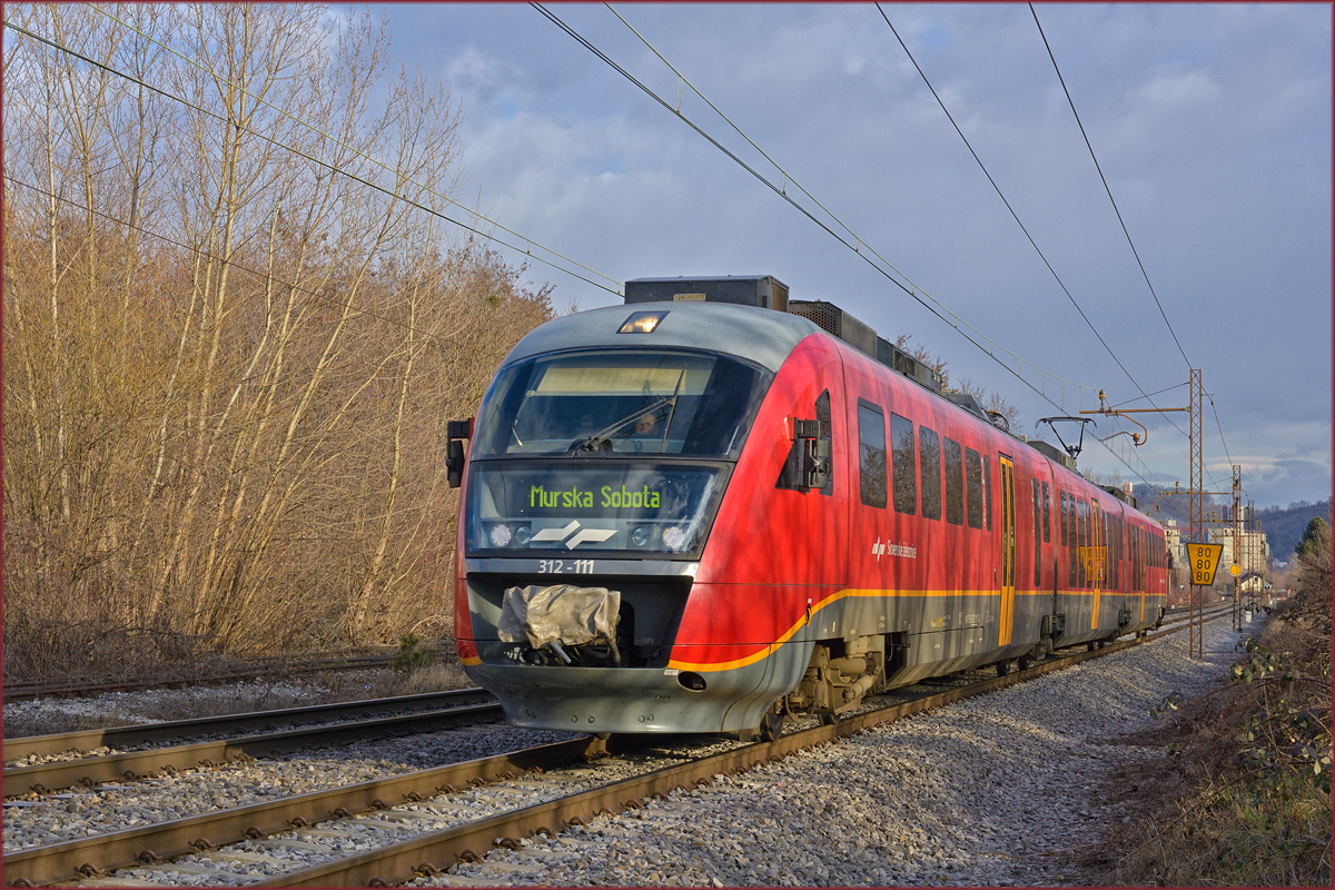 SŽ 312-111 fährt durch Maribor-Tabor Richtung Murska Sobota. /26.1.2021