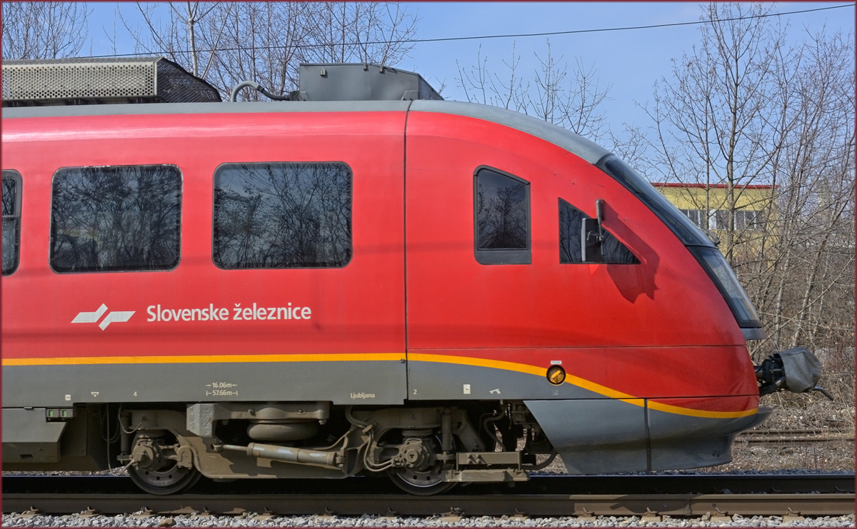 SŽ 312-111 fährt durch Maribor-Tabor Richtung Maribor HBF. /9.3.2021