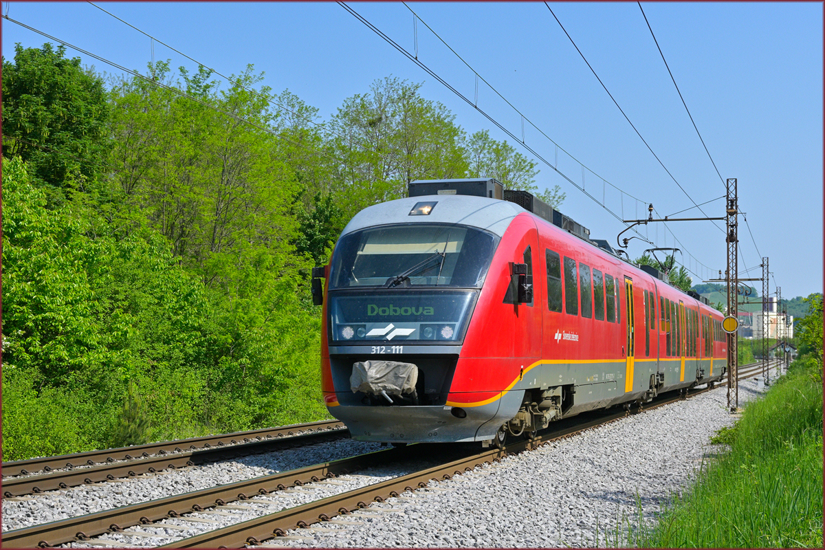 SŽ 312-111 fährt durch Maribor-Tabor Richtung Dobova. /10.5.2022