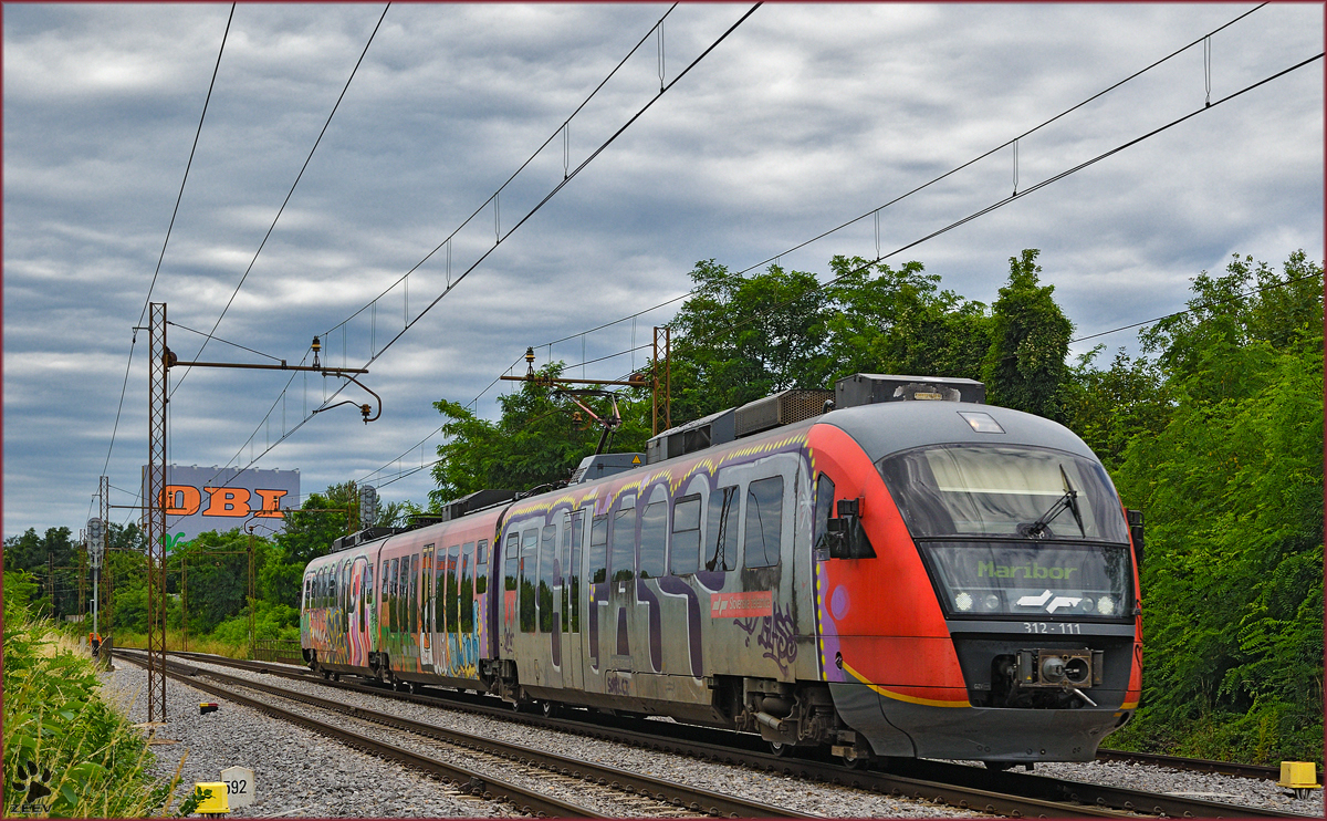 SŽ 312-111 fährt durch Maribor-Tabor Richtung Maribor HBF. /6.7.2016