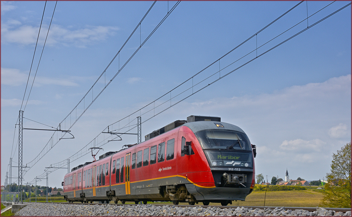 SŽ 312-112 fährt an Črešnjevec vorbei Richtung Maribor. /5.9.2018