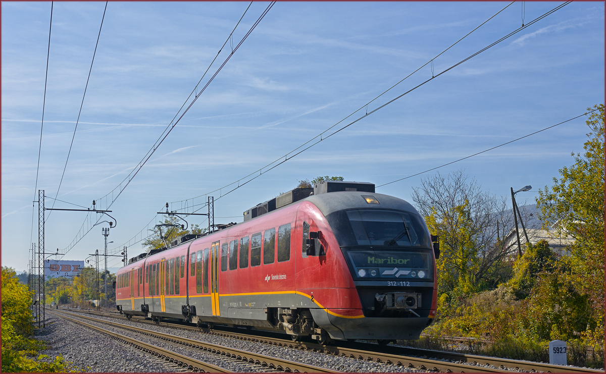 SŽ 312-112 fährt durch Maribor-Tabor Richtung Maribor HBF. /23.10.2019
