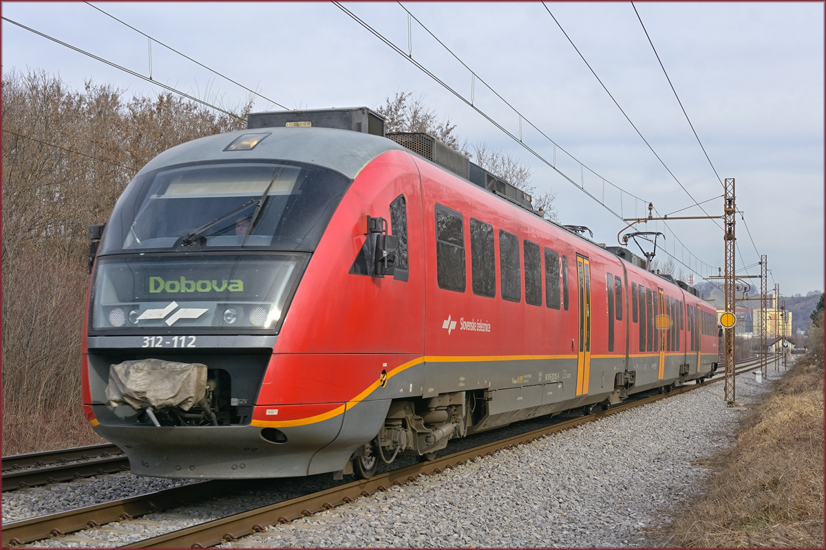 SŽ 312-112 fährt durch Maribor-Tabor Richtung Dobova. /4.3.2021