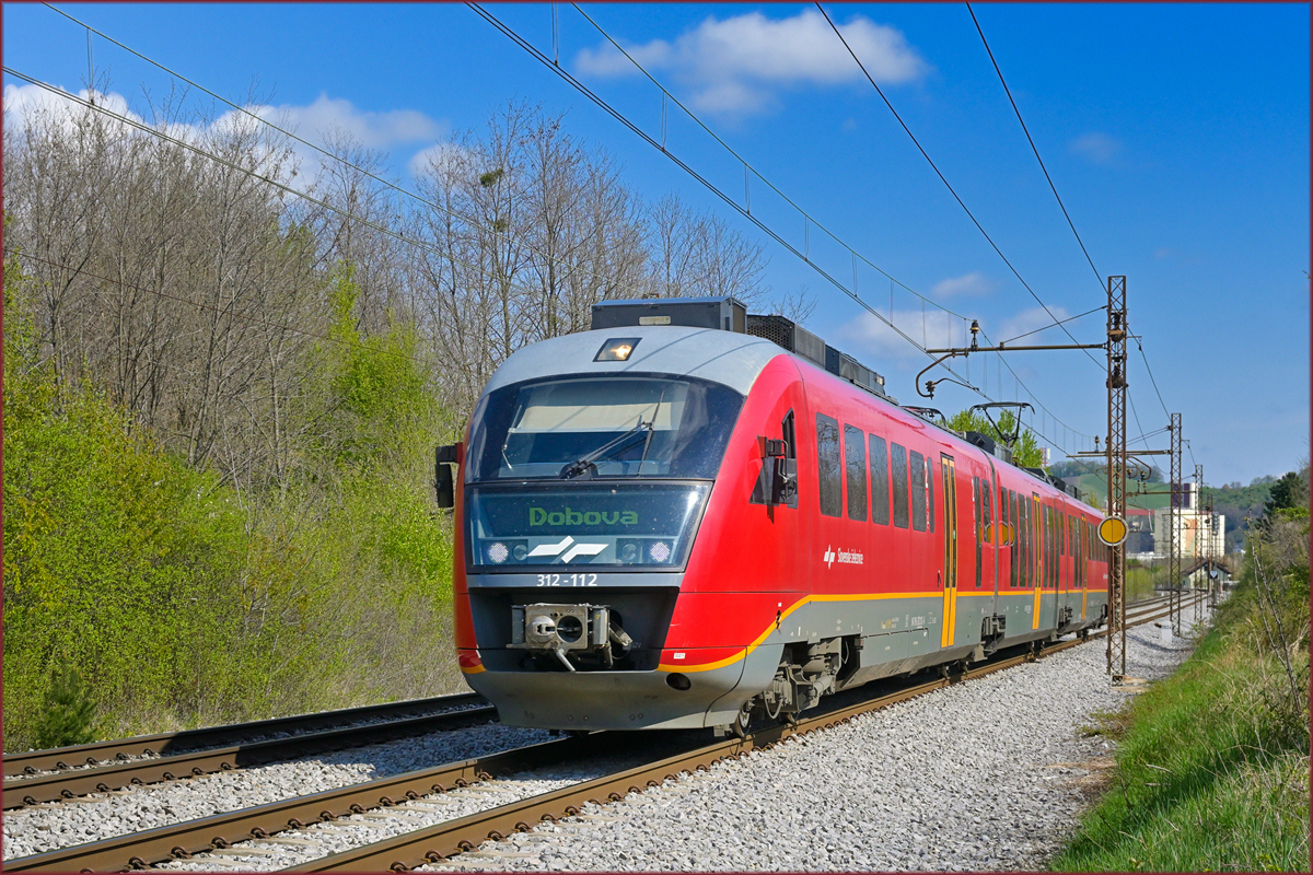 SŽ 312-112 fährt durch Maribor-Tabor Richtung Dobova. /20.4.2022