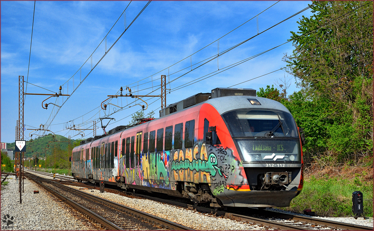 SŽ 312-112 fährt durch Maribor-Tabor Richtung Ljubljana. /22.4.2016