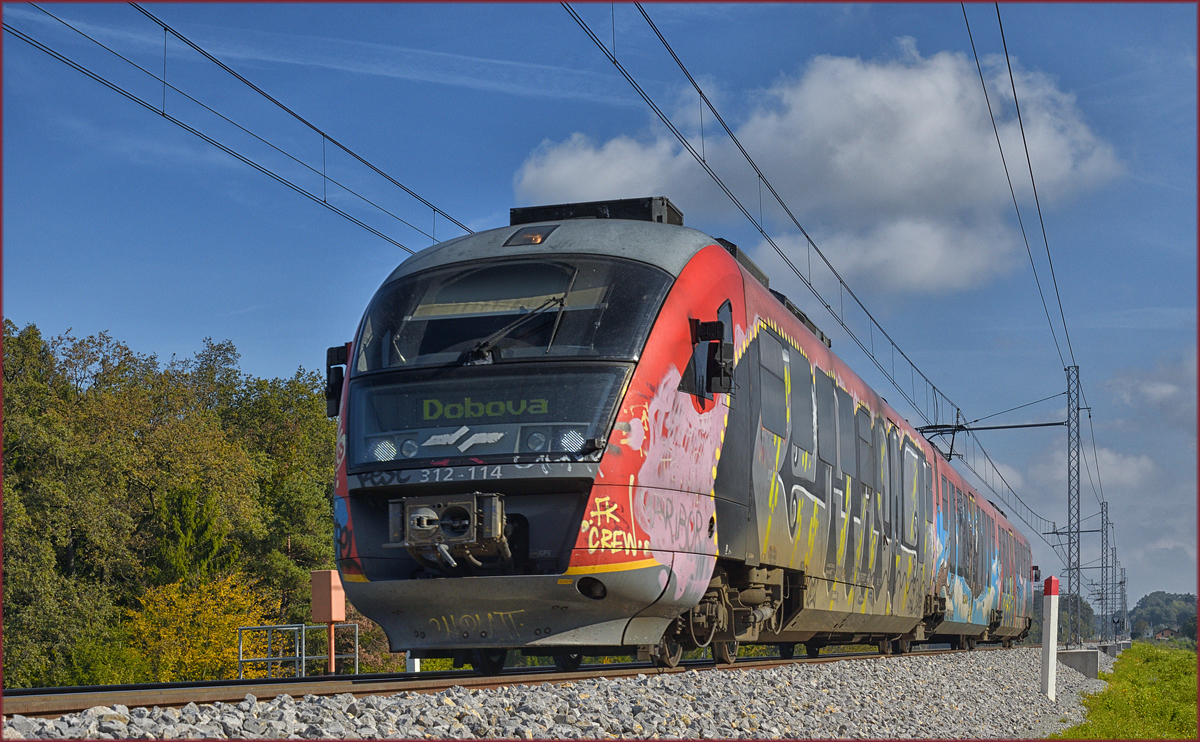SŽ 312-114 fährt an Črešnjevec vorbei Richtung Dobova. /4.10.2017
