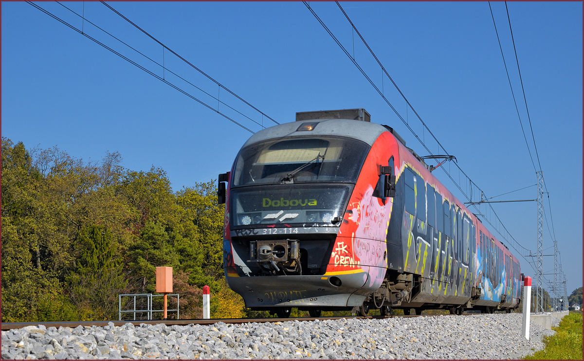 SŽ 312-114 fährt an Črešnjevec vorbei Richtung Dobova. /20.10.2017