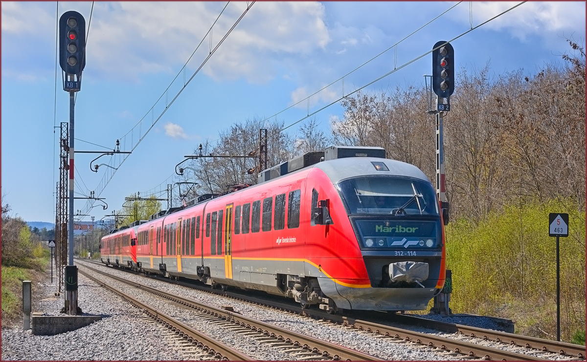 SŽ 312-114 fährt durch Maribor-Tabor Richtung Maribor HBF. /21.4.2021