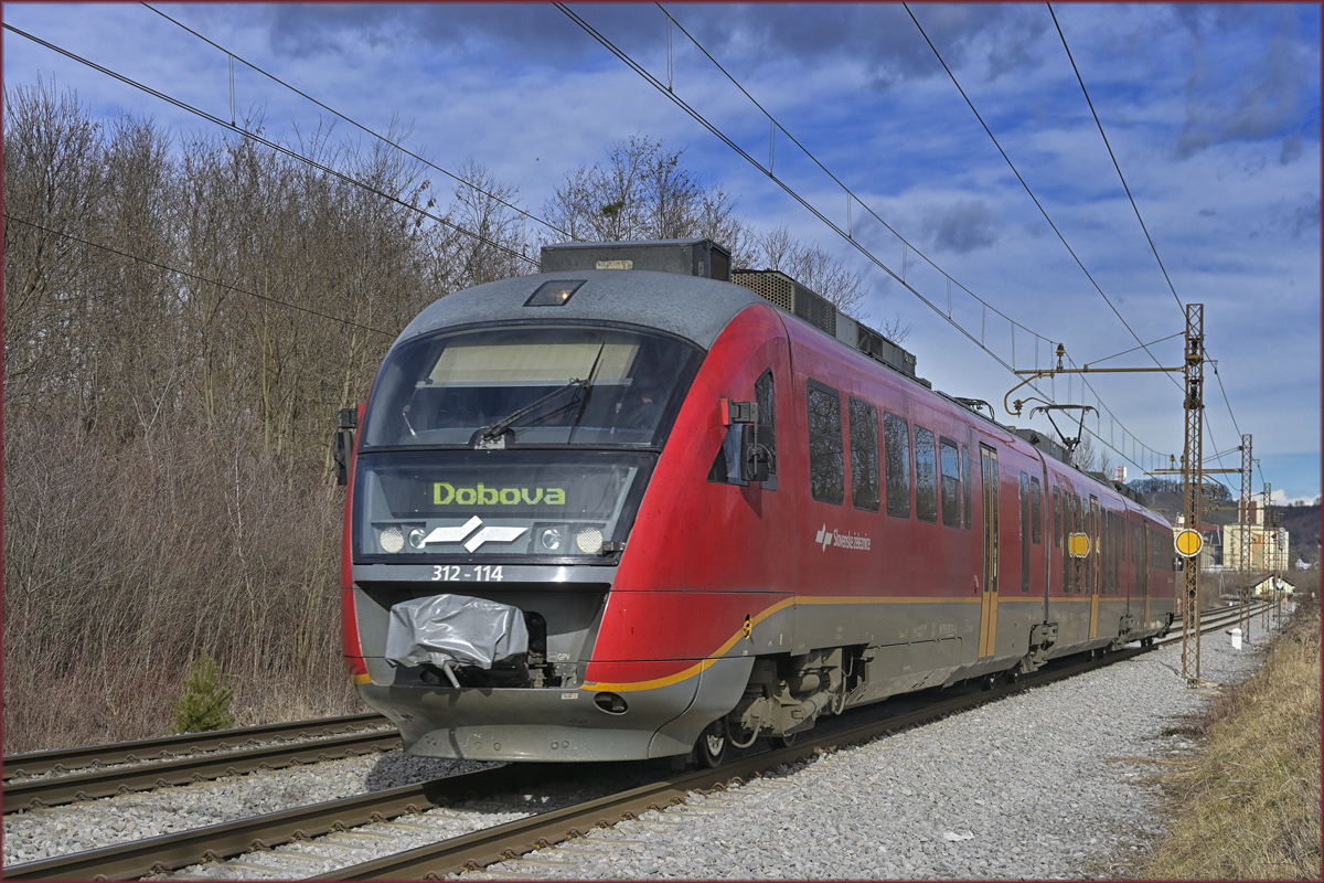 SŽ 312-114 fährt durch Maribor-Tabor Richtung Dobova. /2.2.2022