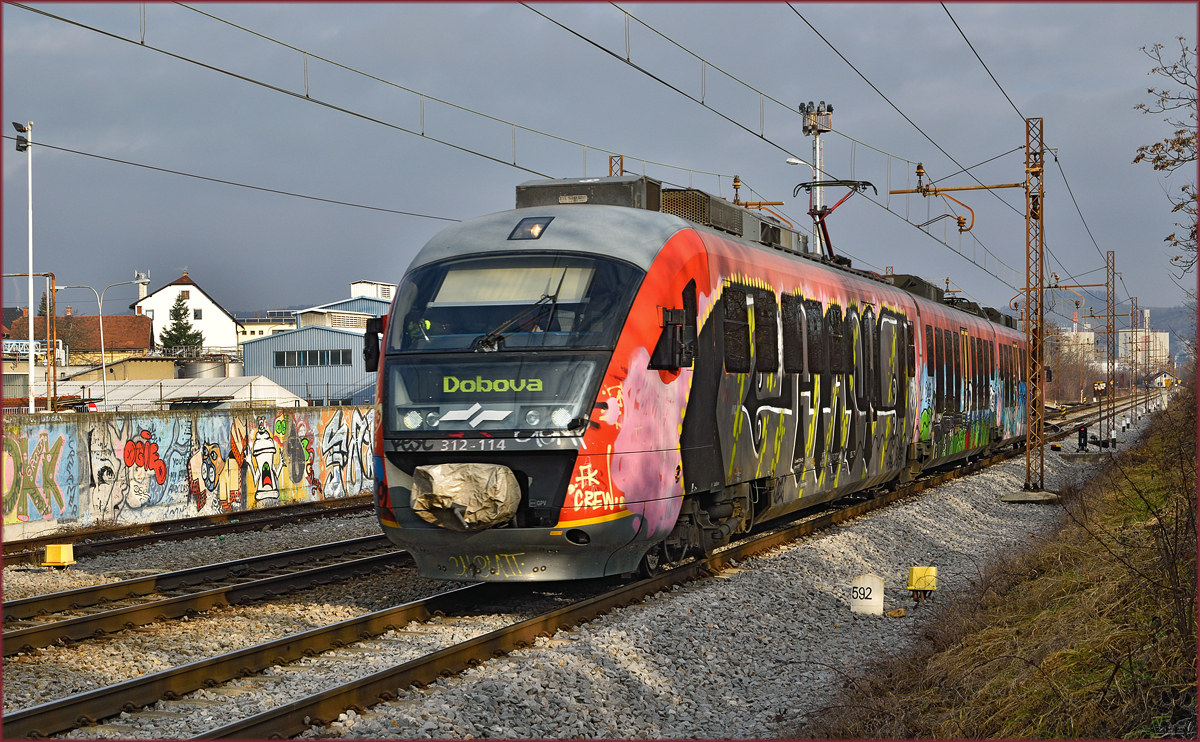 SŽ 312-114 fährt durch Maribor-Tabor Richtung Dobova. /19.1.2015