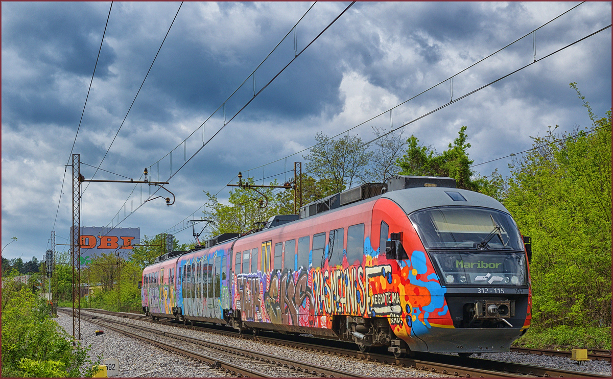 SŽ 312-115 fährt durch Maribor-Tabor Richtung Maribor HBF. /26.4.2017