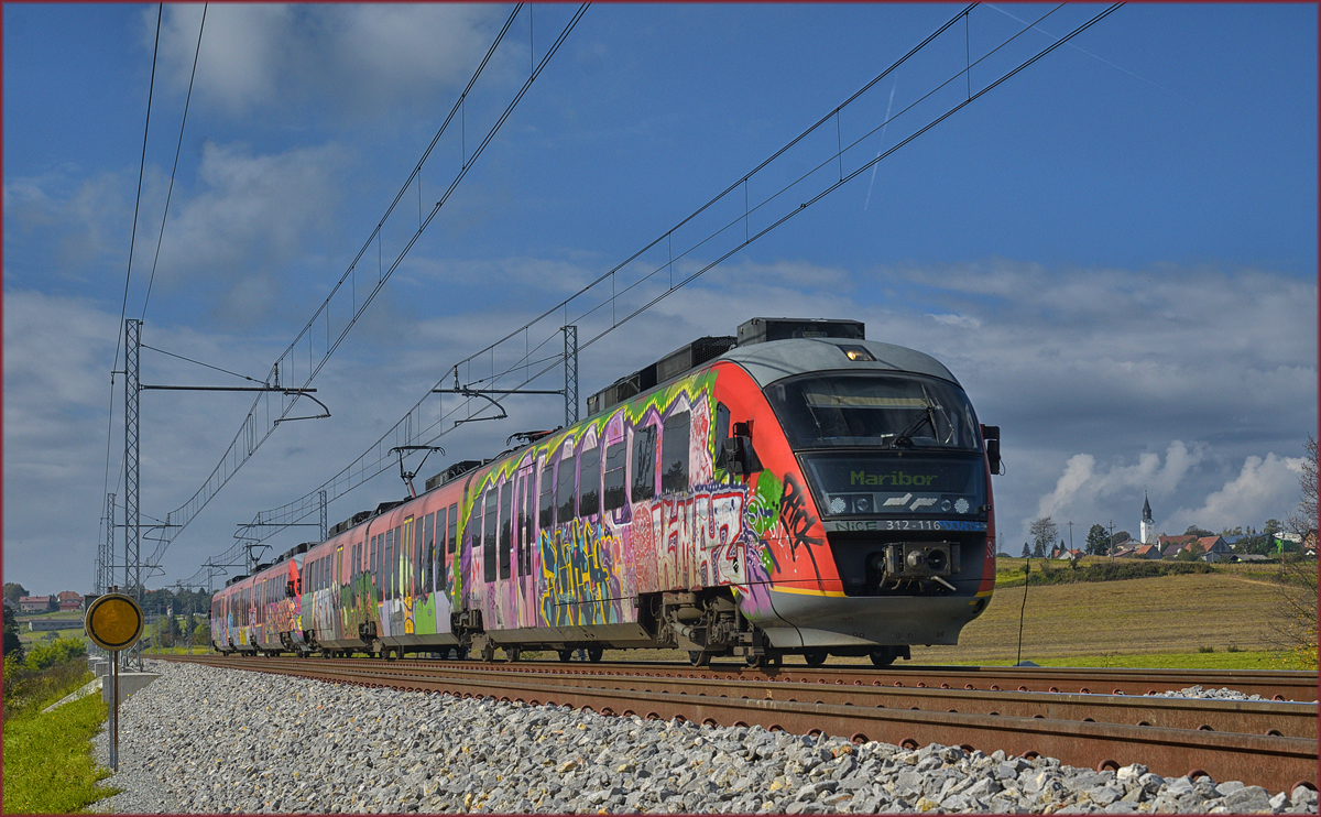SŽ 312-116 fährt an Črešnjevec vorbei Richtung Maribor. /4.10.2017