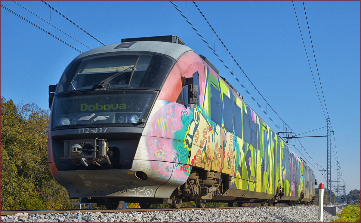 SŽ 312-117 fährt an Črešnjevec vorbei Richtung Dobova. /20.10.2017
