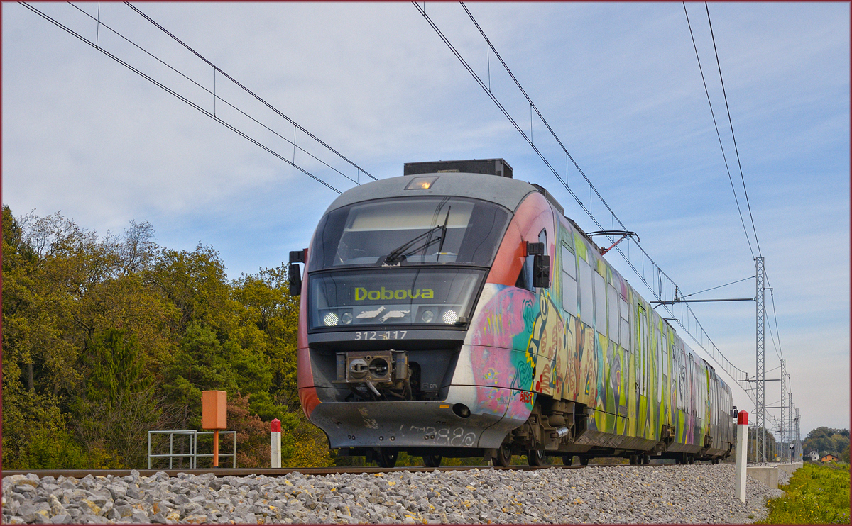 SŽ 312-117 fährt an Črešnjevec vorbei Richtung Dobova. /25.10.2017