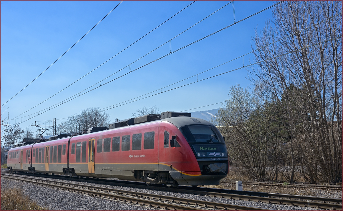 SŽ 312-117 fährt durch Maribor-Tabor Richtung Maribor HBF. /3.3.2021