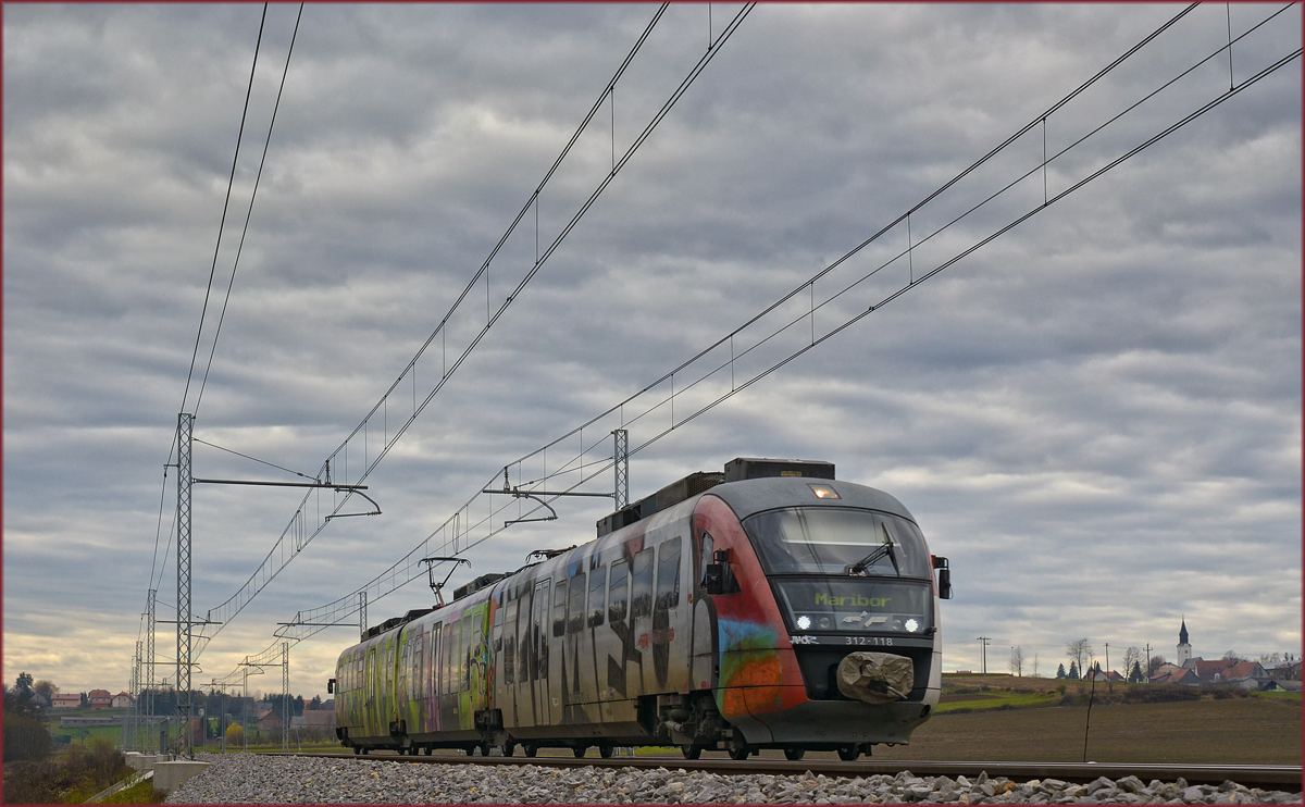 SŽ 312-118 fährt an Črešnjevec vorbei Richtung Maribor. /21.11.2017