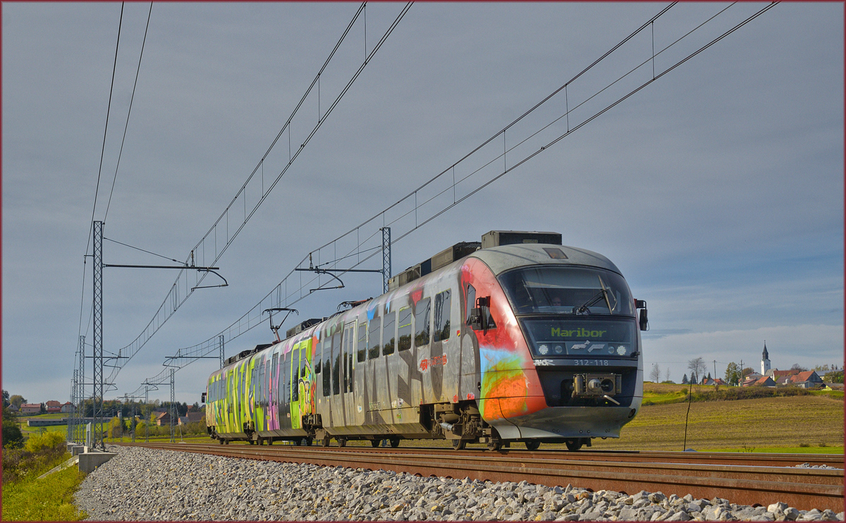 SŽ 312-118 fährt an Črešnjevec vorbei Richtung Maribor. /25.10.2017