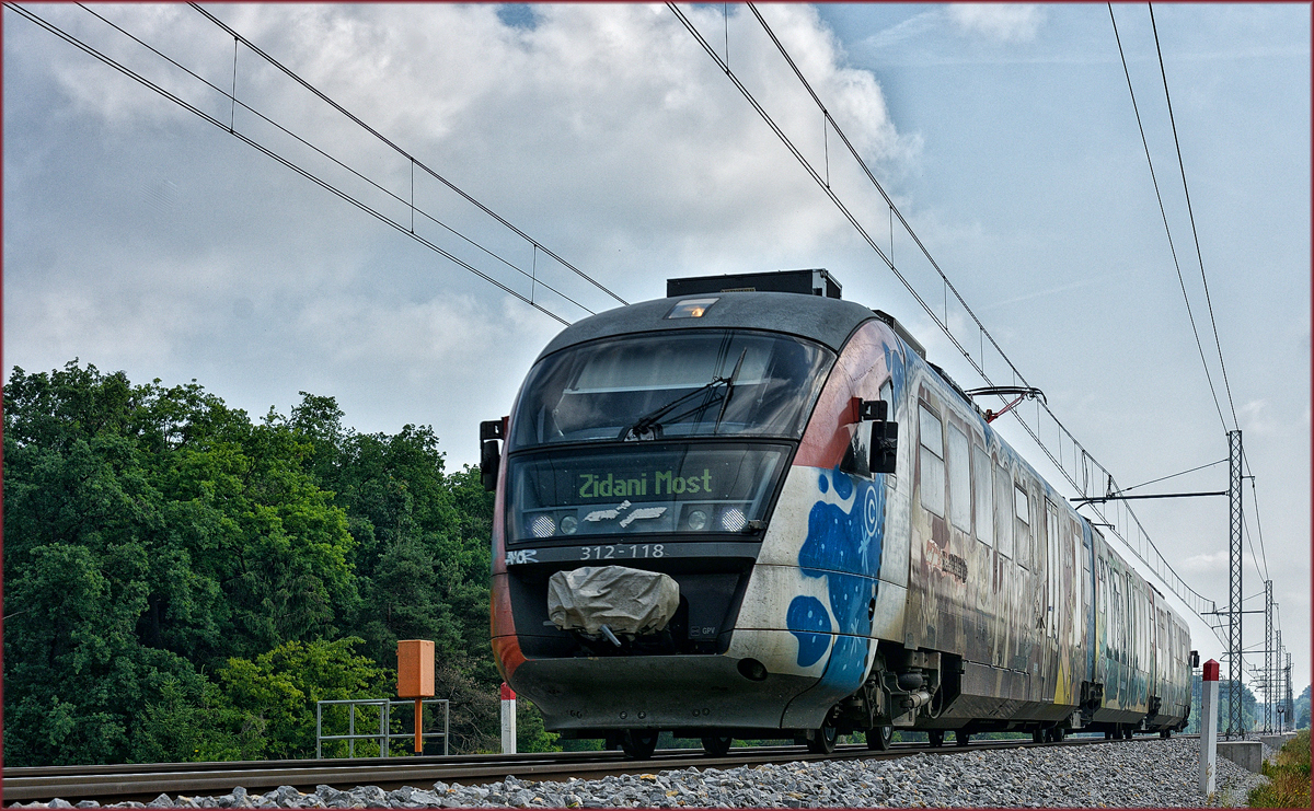 SŽ 312-118 fährt an Črešnjevec vorbei Richtung Zidani Most. /30.5.2018