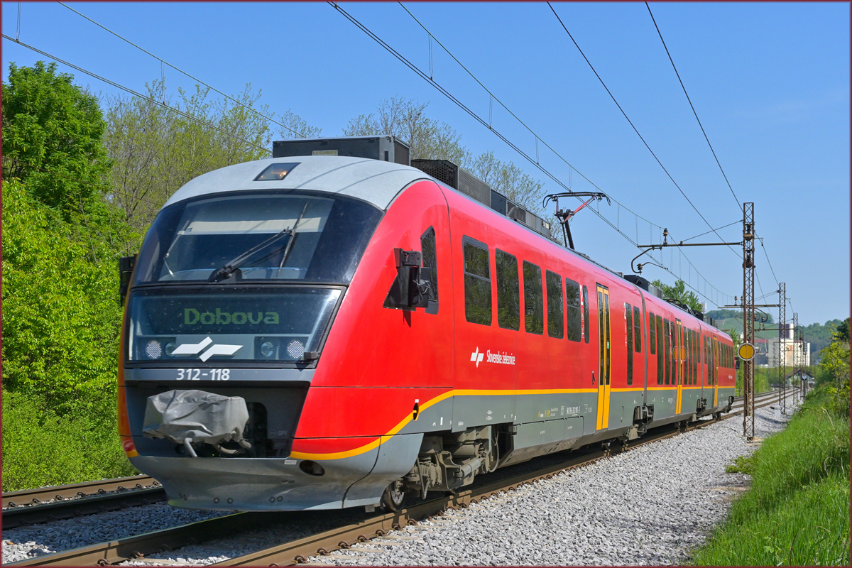 SŽ 312-118 fährt durch Maribor-Tabor Richtung Dobova. /4.5.2022
