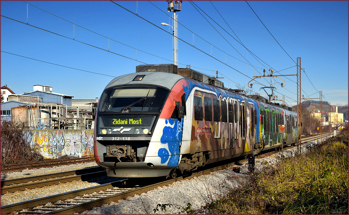 SŽ 312-118 fährt durch Maribor-Tabor Richtung Zidani Most. /12.12.2016
