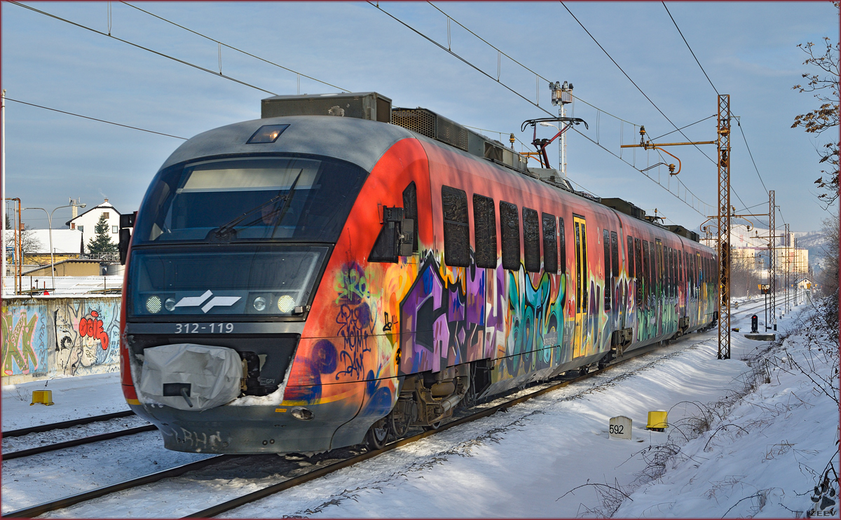 SŽ 312-119 fährt durch Maribor-Tabor Richtung Dobova. /2.1.2015