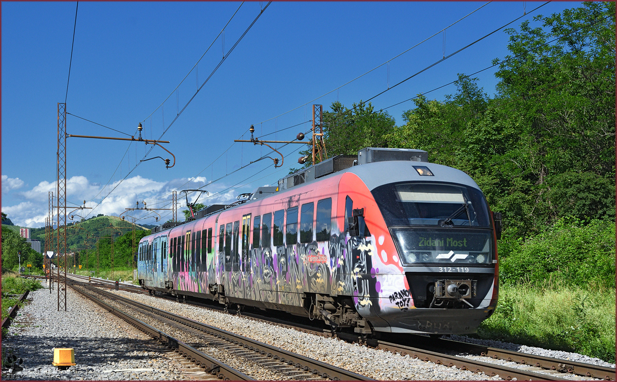SŽ 312-119 fährt durch Maribor-Tabor Richtung Zidani Most. /15.6.2016
