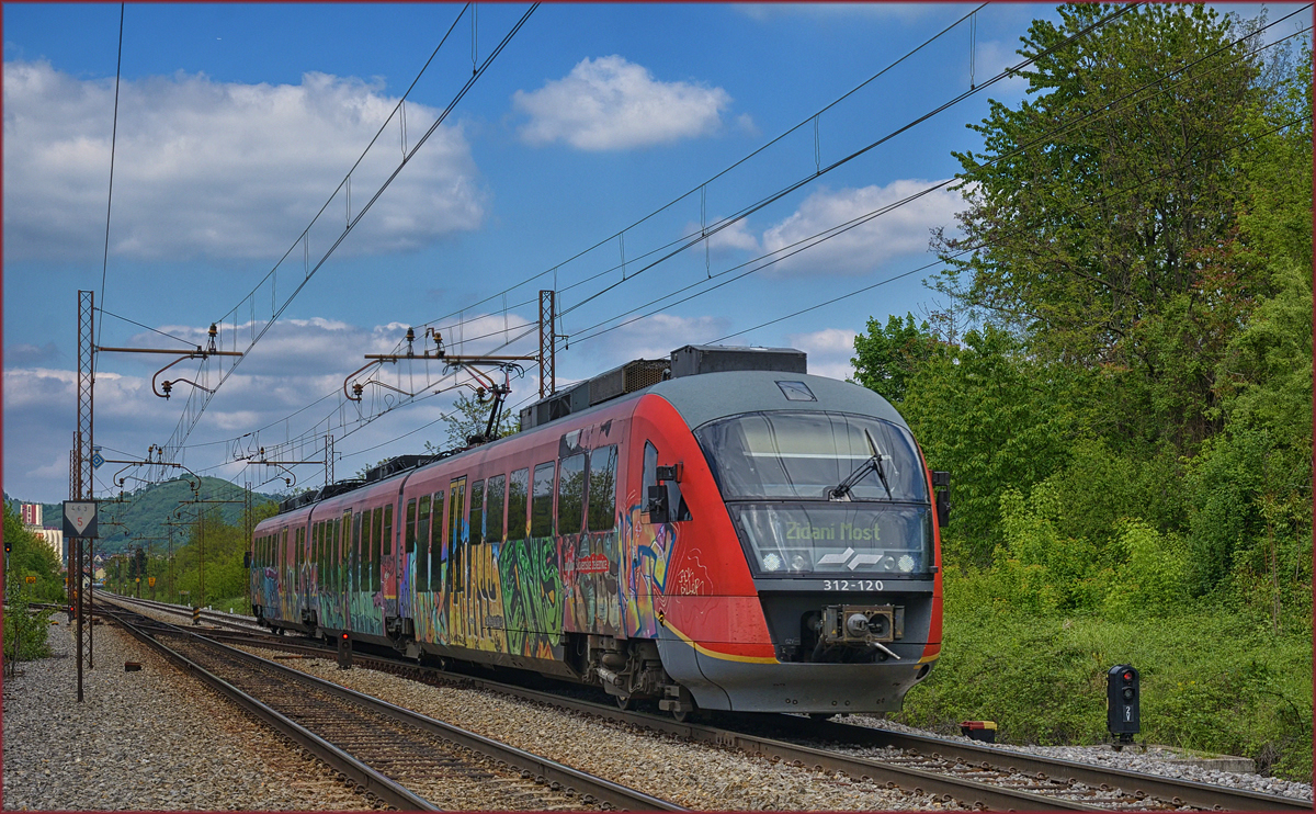 SŽ 312-120 fährt durch Maribor-Tabor Richtung Zidani Most. /30.4.2017