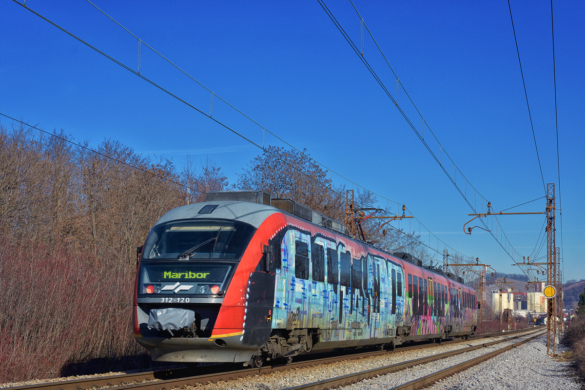 SŽ 312-120 fährt durch Maribor-Tabor Richtung Maribor HBF. /30.1.2018