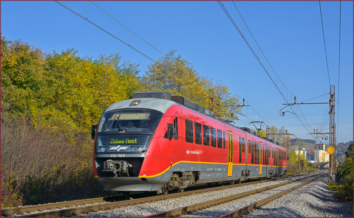 SŽ 312-120 fährt durch Maribor-Tabor Richtung Zidani Most. /23.10.2019
