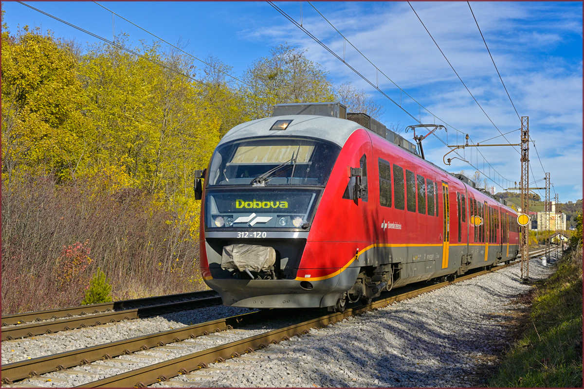 SŽ 312-120 fährt durch Maribor-Tabor Richtung Dobova. /4.11.2021
