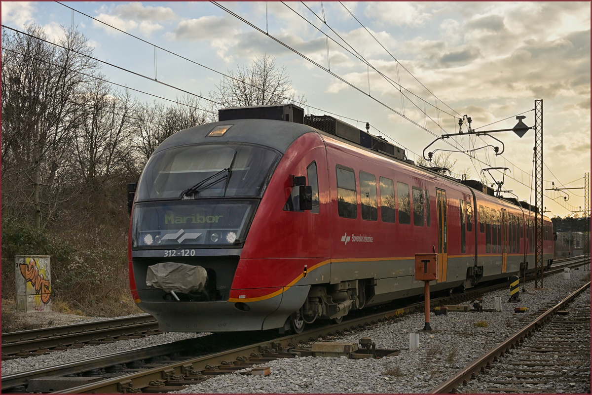 SŽ 312-120 fährt durch Maribor-Tabor Richtung Maribor HBF. /11.2.2022