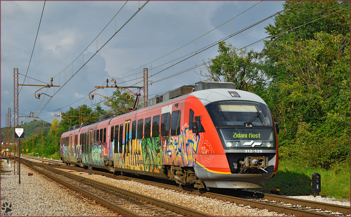 SŽ 312-120 fährt durch Maribor-Tabor Richtung Zidani Most. /16.9.2014