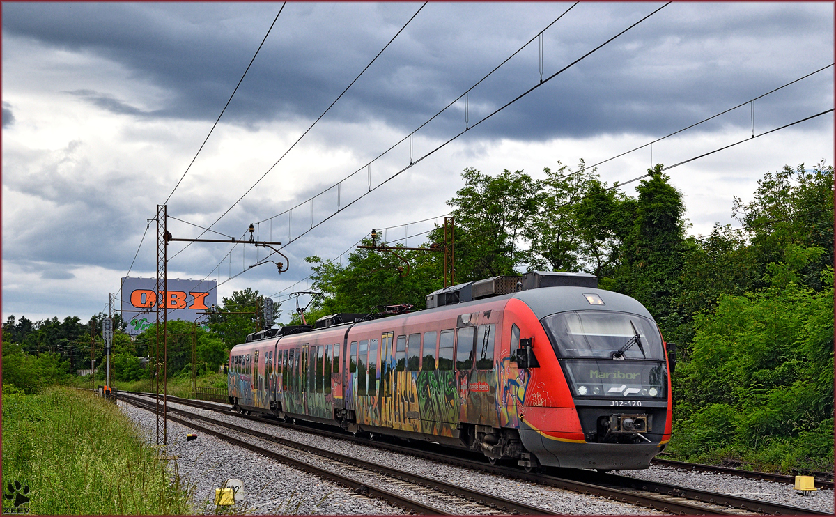 SŽ 312-120fährt durch Maribor-Tabor Richtung Maribor HBF. /1.6.2016