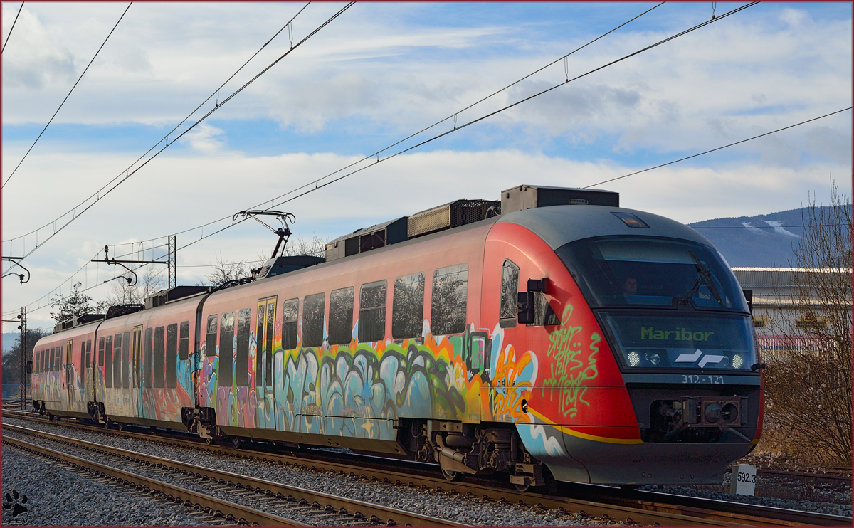 SŽ 312-121 fährt durch Maribor-Tabor Richtung Maribor Hauptbahnhof. /2.1.2014