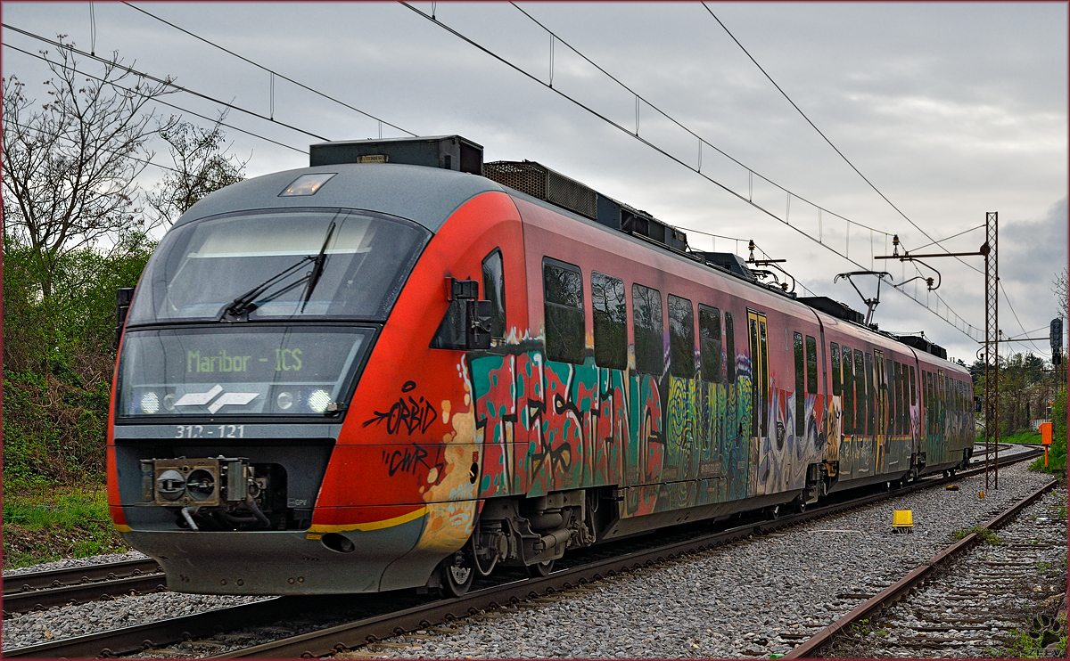 SŽ 312-121 fährt durch Maribor-Tabor Richtung Maribor HBF. /9.4.2016