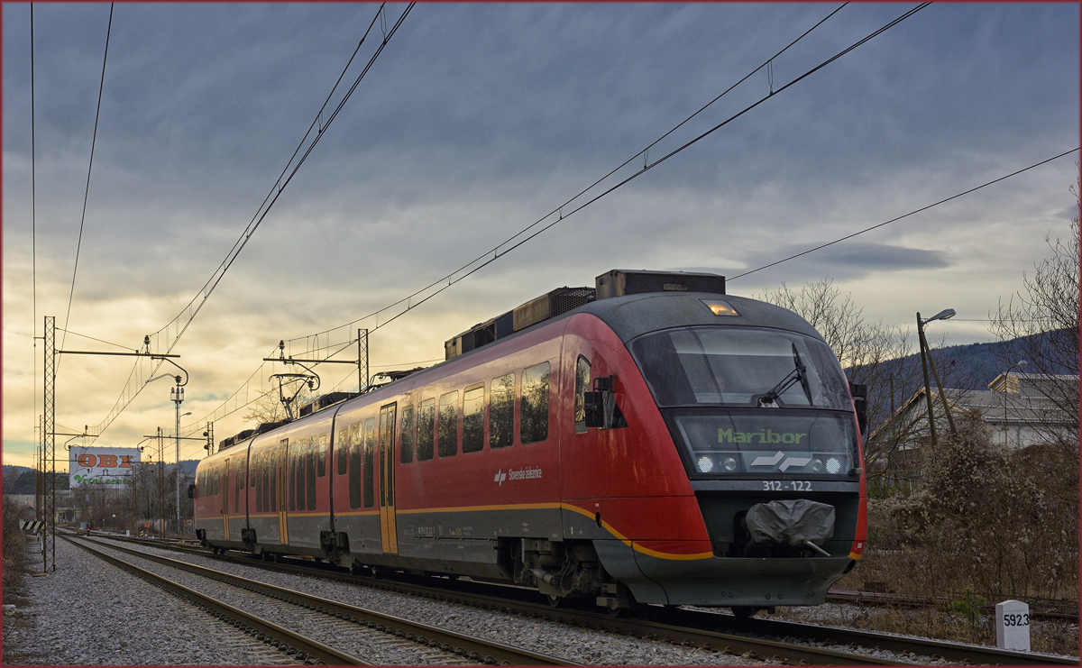 SŽ 312-122 fährt durch Maribor-Tabor Richtung Maribor HBF. /31.1.2020