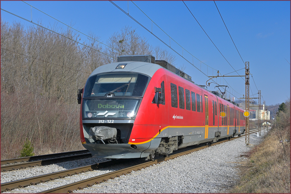 SŽ 312-122 fährt durch Maribor-Tabor Richtung Dobova. /10.3.2022