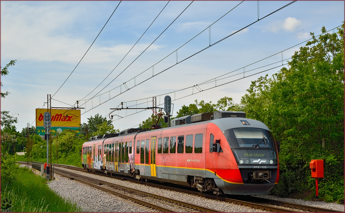 SŽ 312-122 fährt durch Maribor-Tabor Richtung Maribor Hauptbahnhof. /7.5.2014