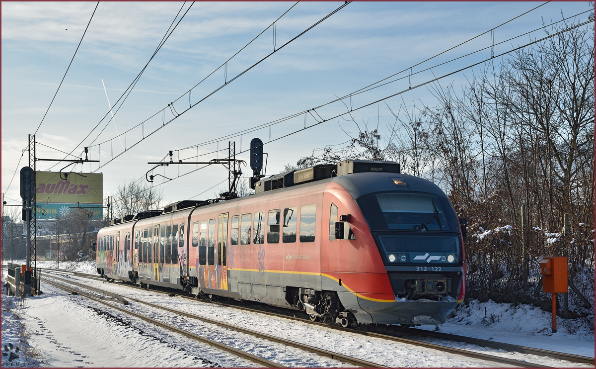 SŽ 312-122 fährt durch Maribor-Tabor Richtung Maribor HBF. /2.1.2015